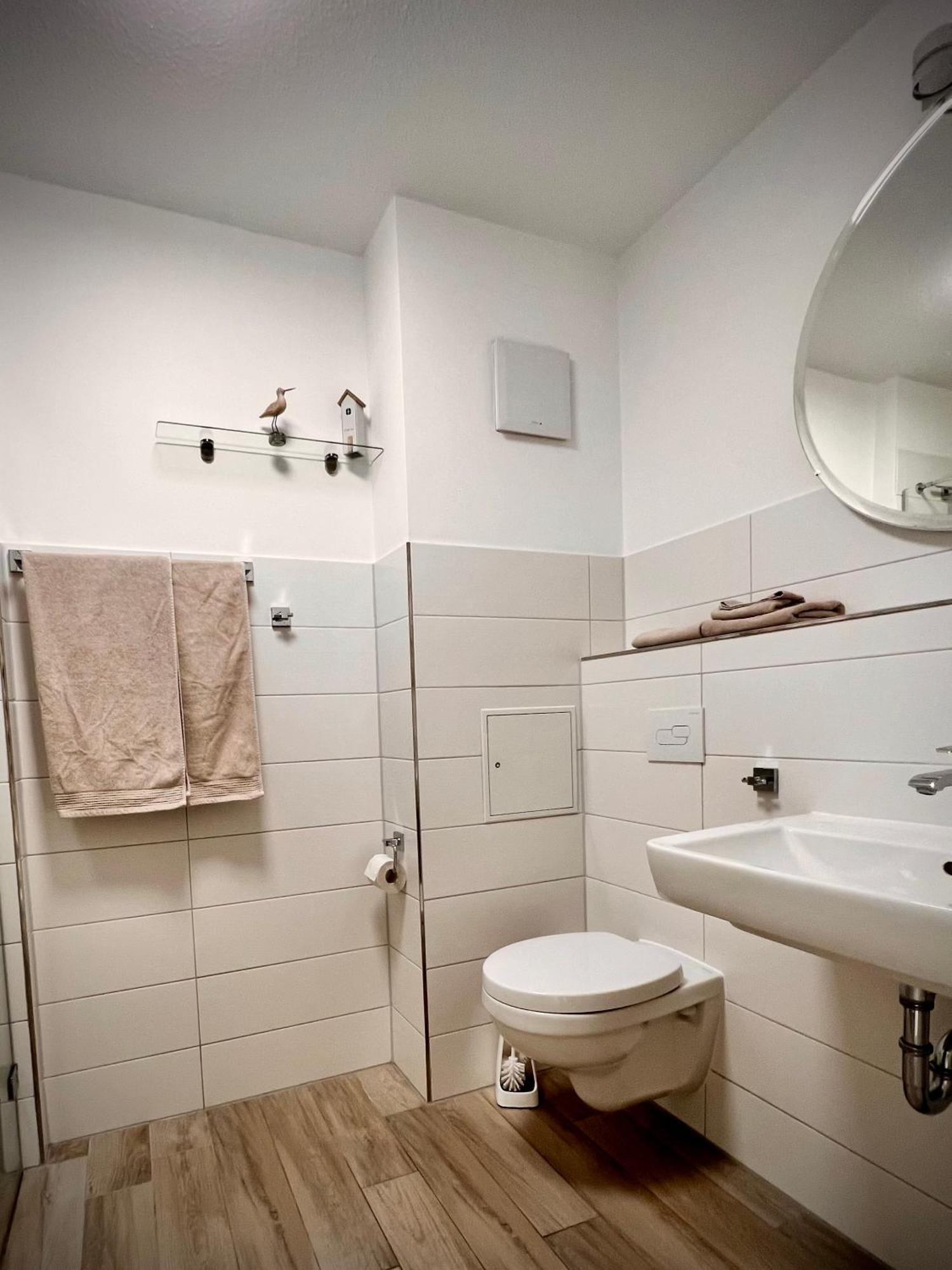Kleine Auszeit -- Inklusive Parkplatz & Wifi, Geschirrspueler, Waschmaschine & Terrasse Mit Strandkorb -- Perfekt Fuer Urlaub & Business Scharbeutz Exterior foto